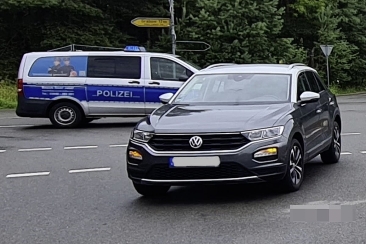 Sie fuhr ohne Helm! Radlerin kracht mit Auto zusammen und wird mitgeschleift