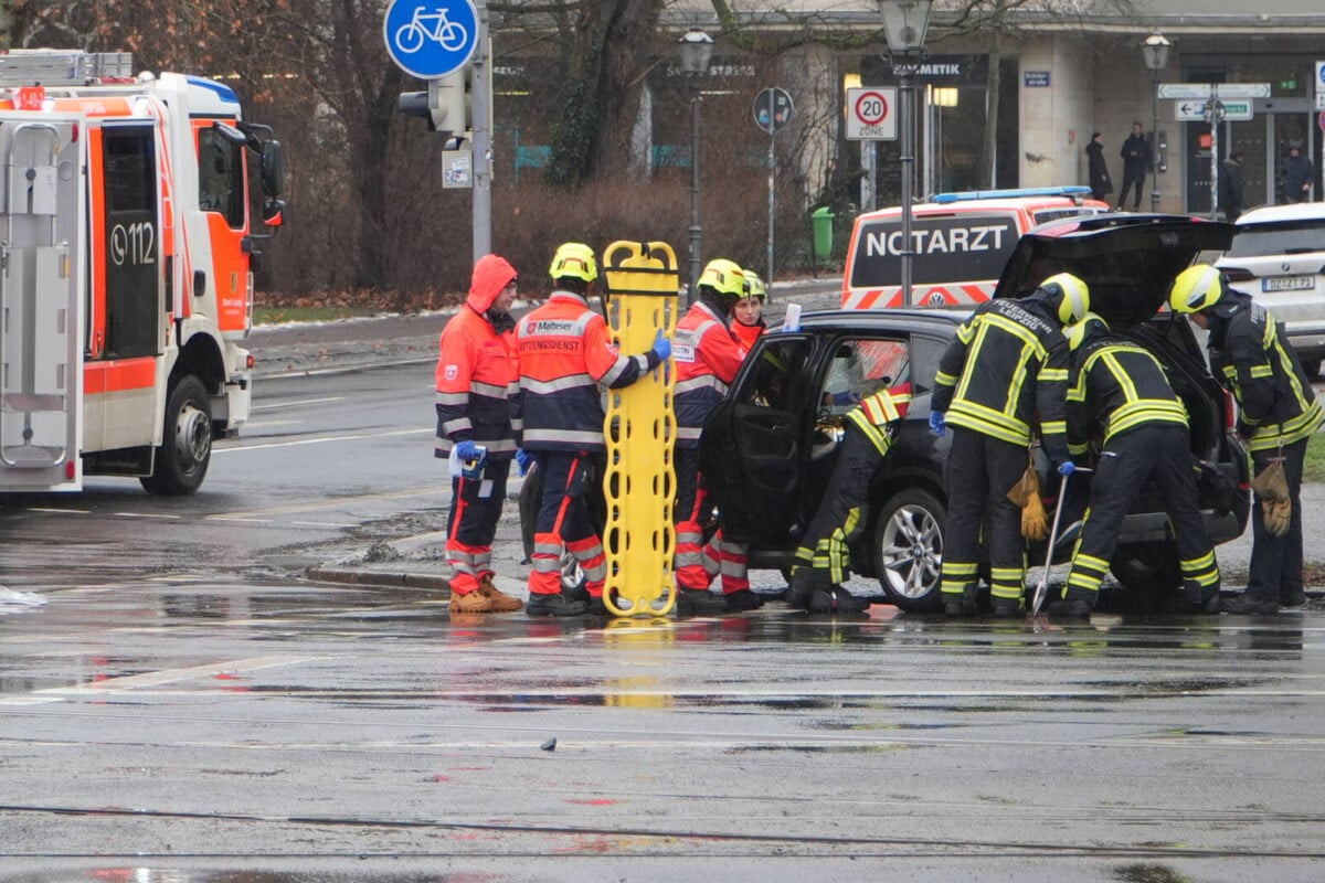 Lastwagen-rammt-BMW-24-J-hrige-muss-aus-Fahrzeug-befreit-werden