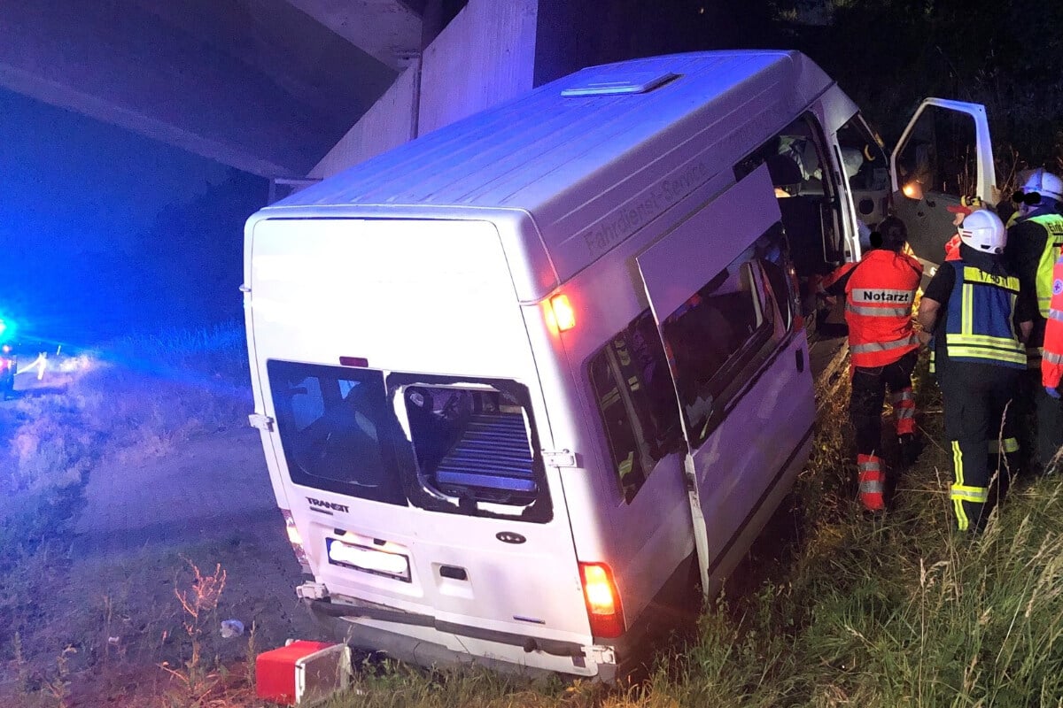 Unfall Auf A8: Fahrer (45) Verletzt Im Transporter Eingeklemmt