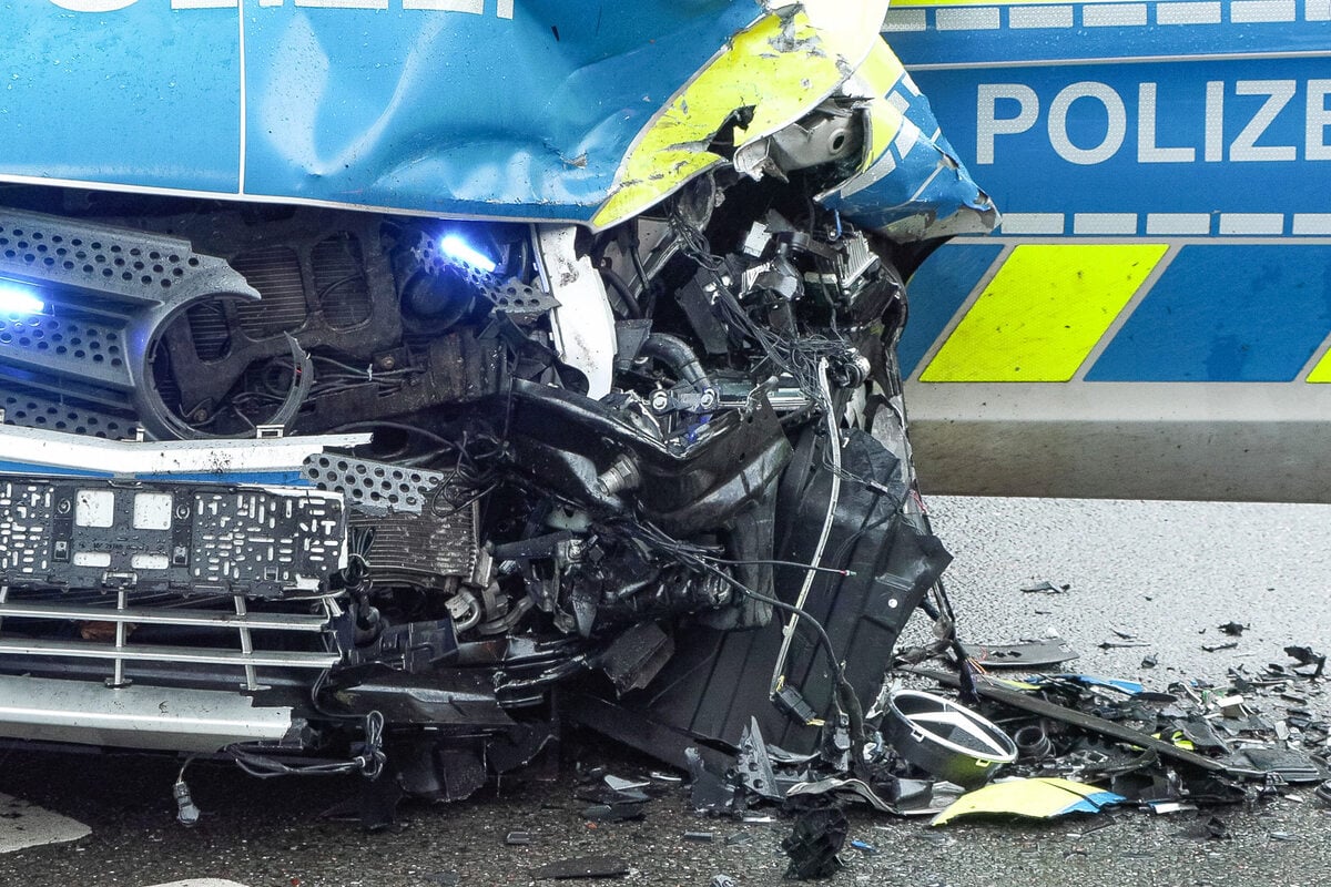 Schwerer-Unfall-an-D-sseldorfer-Kreuzung-Zwei-Polizisten-verletzt