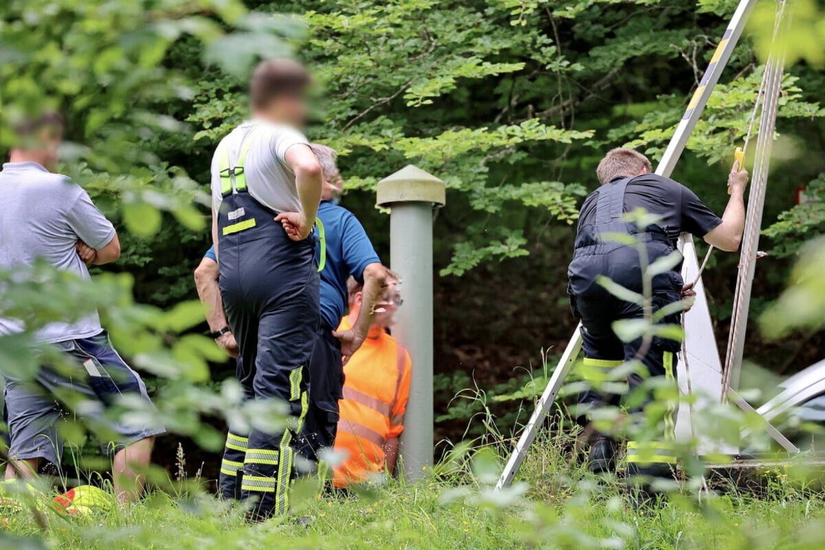 Kollegen finden Körper unter Anbauteilen eingeklemmt: Mann (†49) stirbt bei Schachtarbeiten