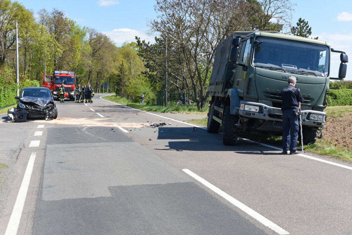 Vier Verletzte Bei Unfall Auf B183a: Auto Kollidiert Mit Bundeswehr-Laster