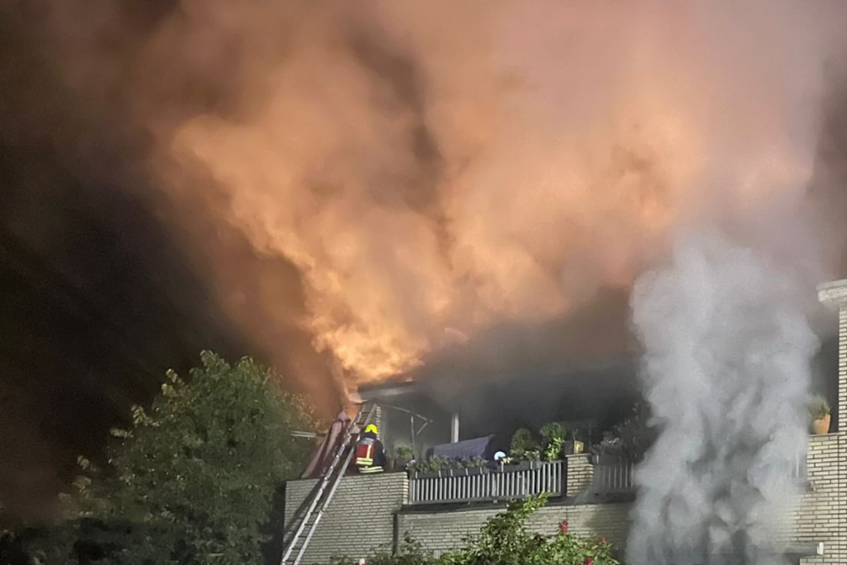 Werkstatt steht lichterloh in Flammen: Feuerwehr muss Menschen retten, doch es gibt ein Problem