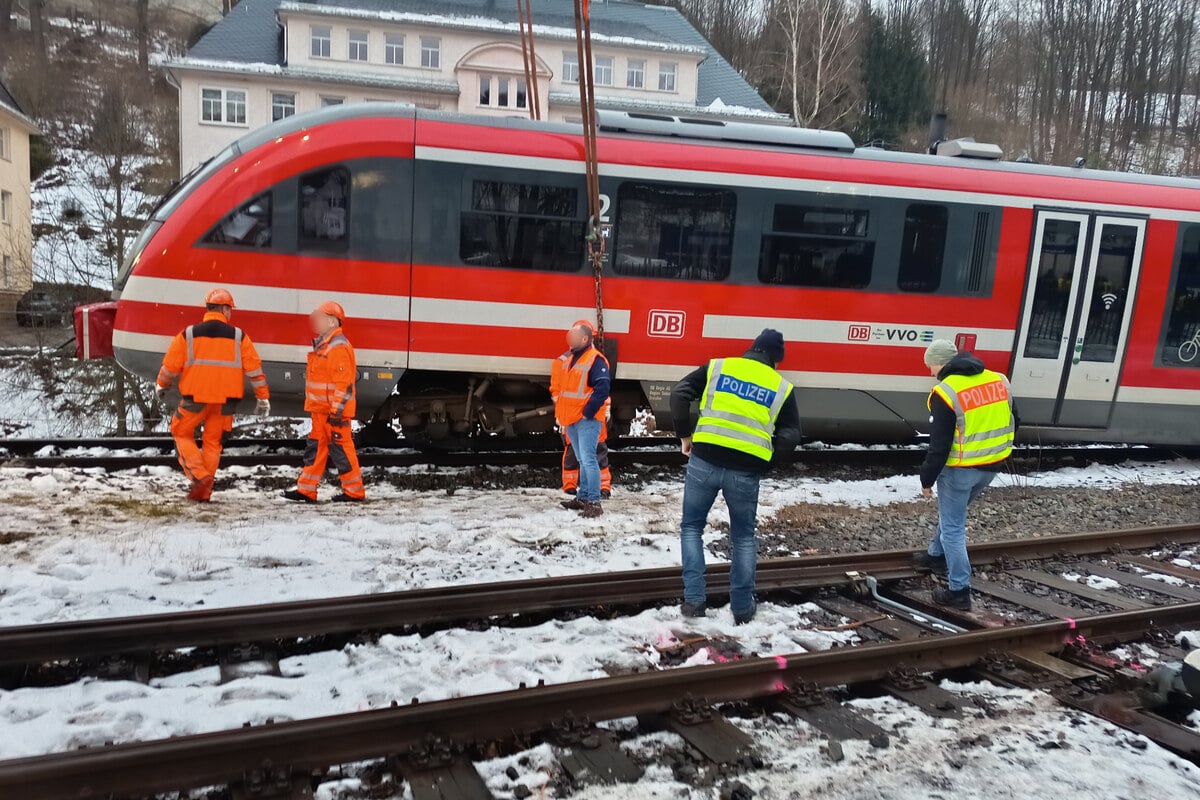 Verungl-ckter-Zug-aufgegleist-Dieses-Problem-k-nnte-f-r-lange-Sperrung-sorgen