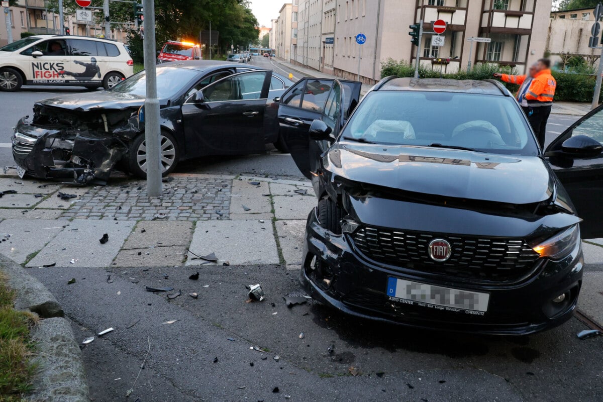 Kreuzungs-Crash in Chemnitz: Zwei Verletzte