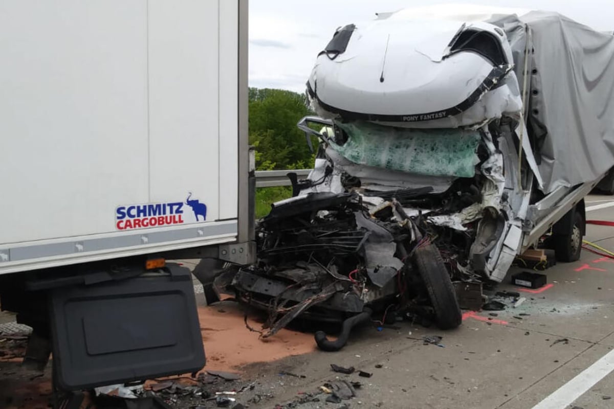 Horror-Unfall Auf Der A14: Transporterfahrer Totgequetscht