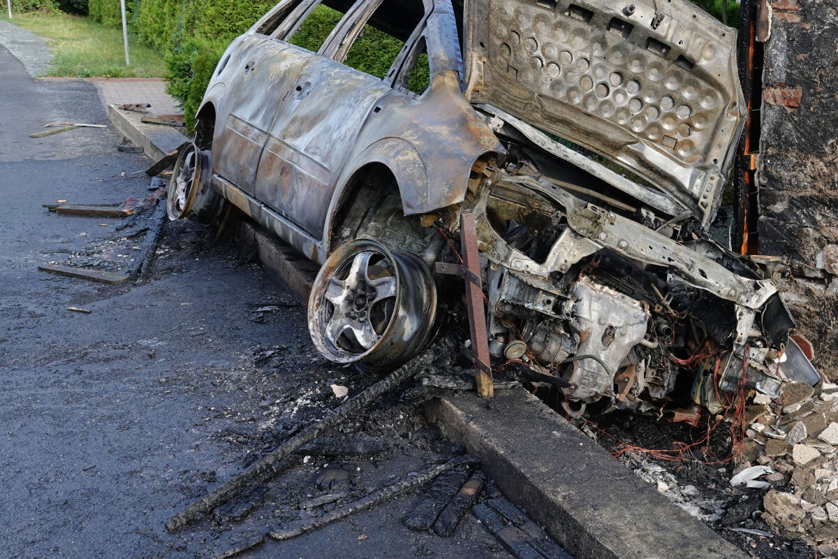 Schwerer Unfall in Sachsen: Opel knallt gegen Wohnhaus und geht in Flammen auf