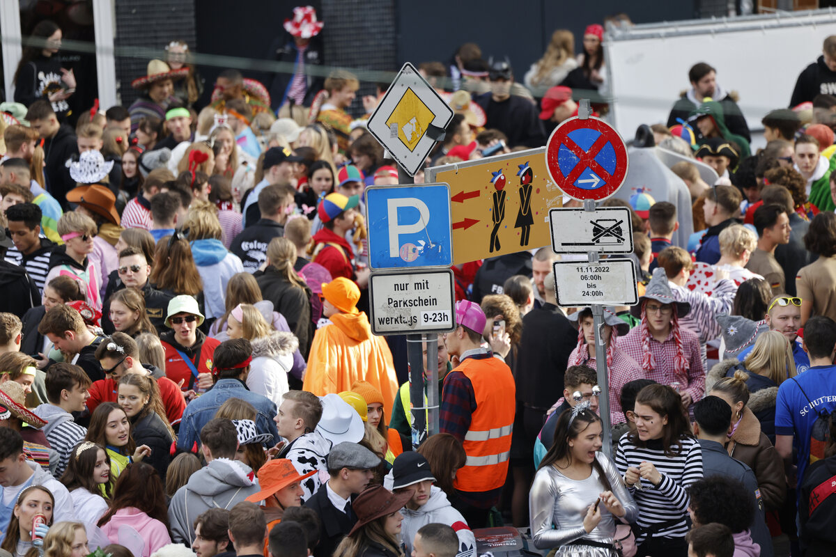 Karneval In Köln Paar Hat Sex Vor Restaurant Tür 2522