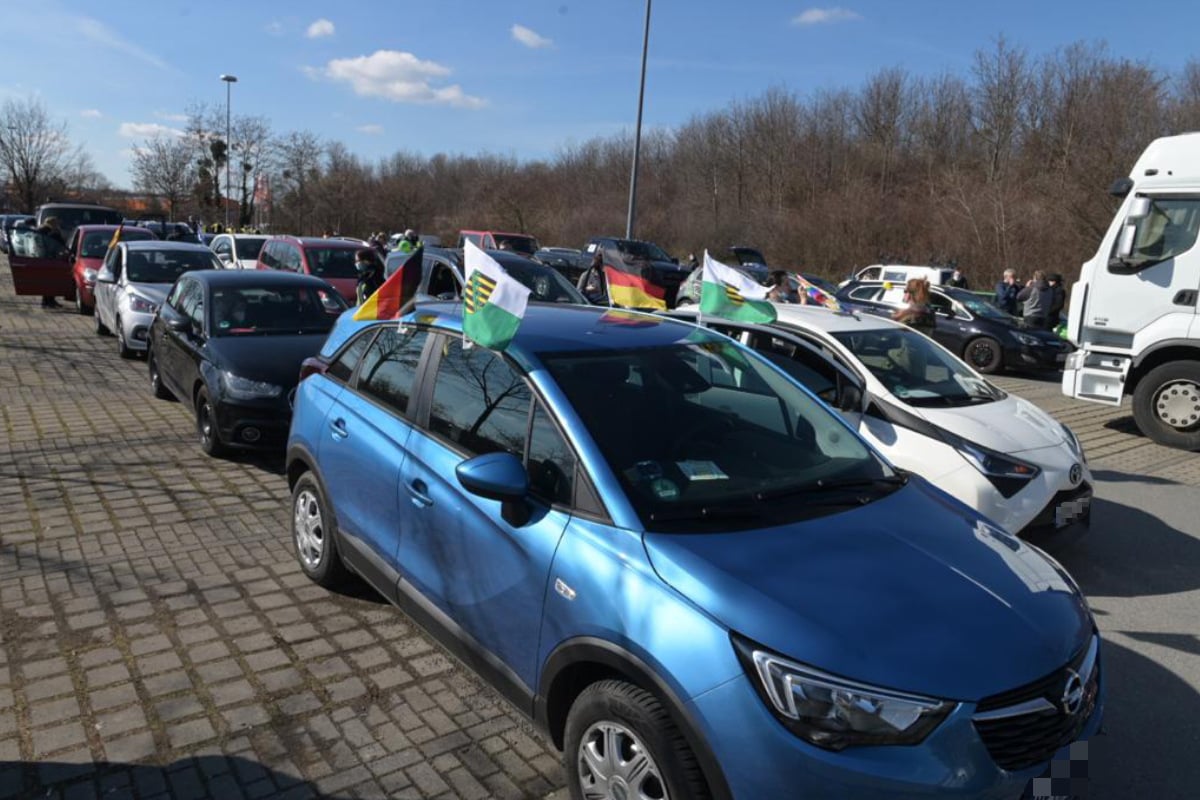 Lateral thinking car parade rolls from Dresden to Leipzig