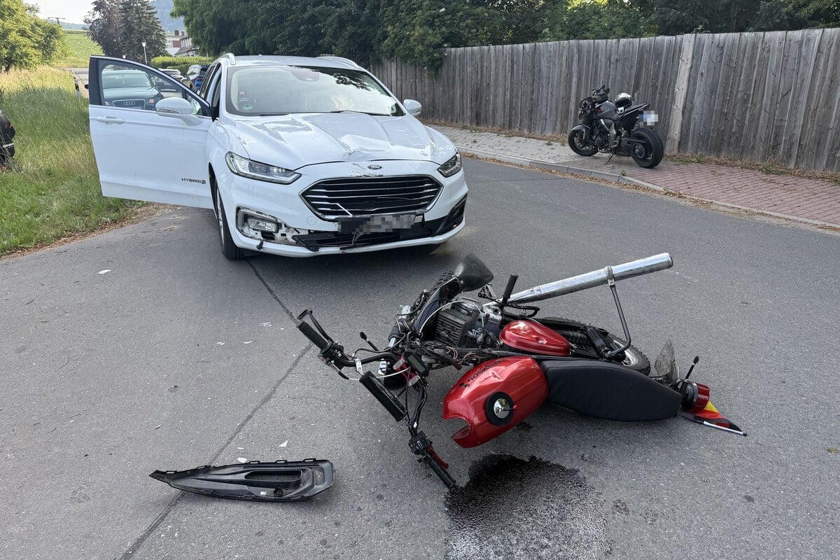 Frontalcrash-mit-Ford-17-J-hriger-wird-in-Stra-engraben-geschleudert