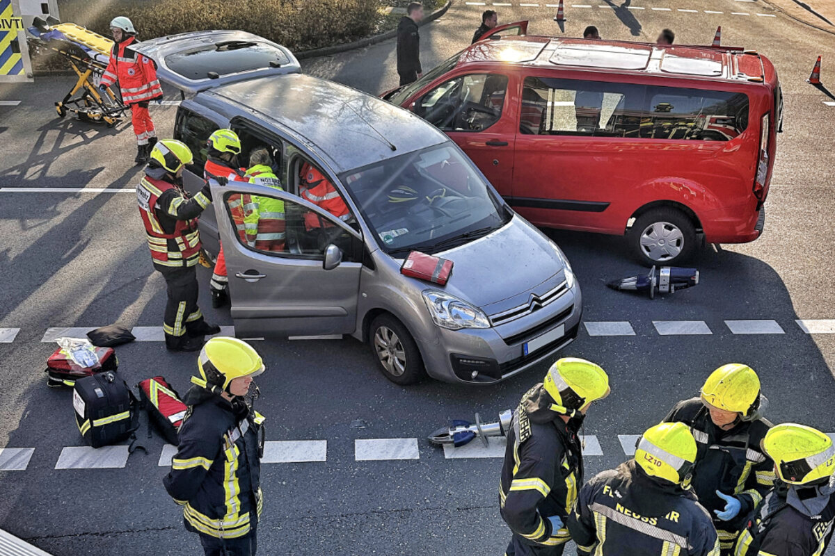 Unfall In Neuss - Kleinbus Und Auto Krachen Ineinander: Zwei Personen ...