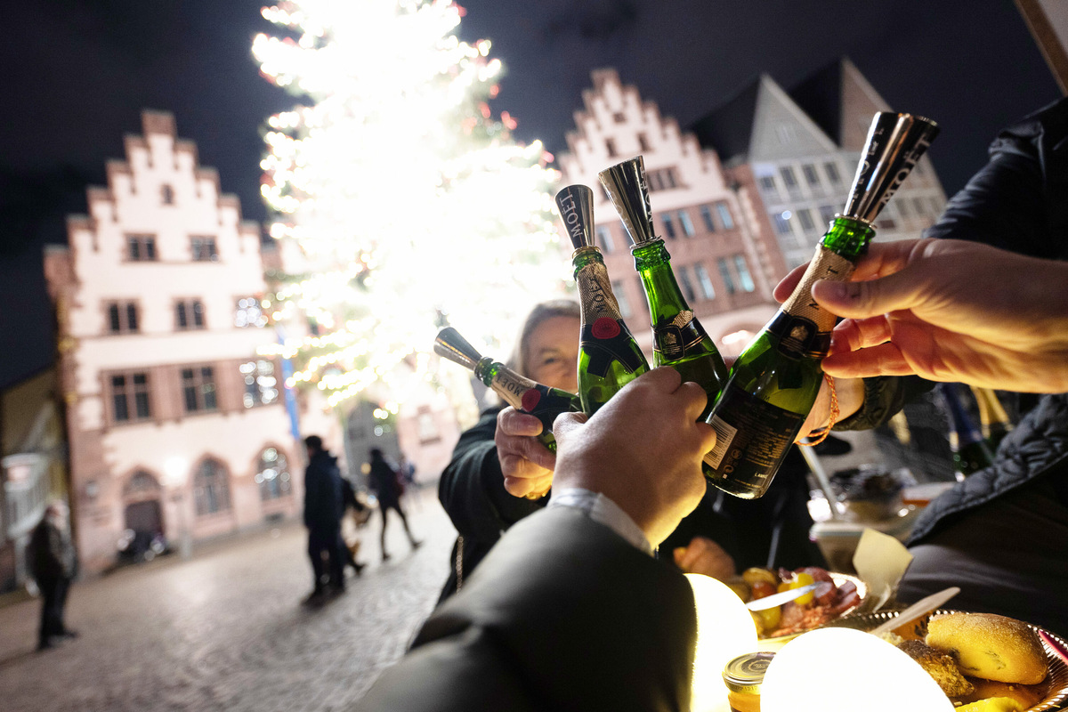 Despite Corona, many people, firecrackers and rockets: quiet turn of the year in Frankfurt