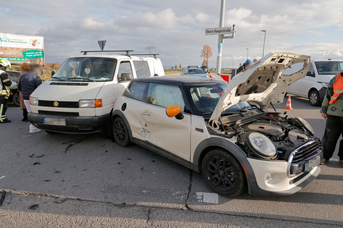 Unfall-in-Chemnitz-Drei-Fahrzeuge-besch-digt-Kreuzung-dicht