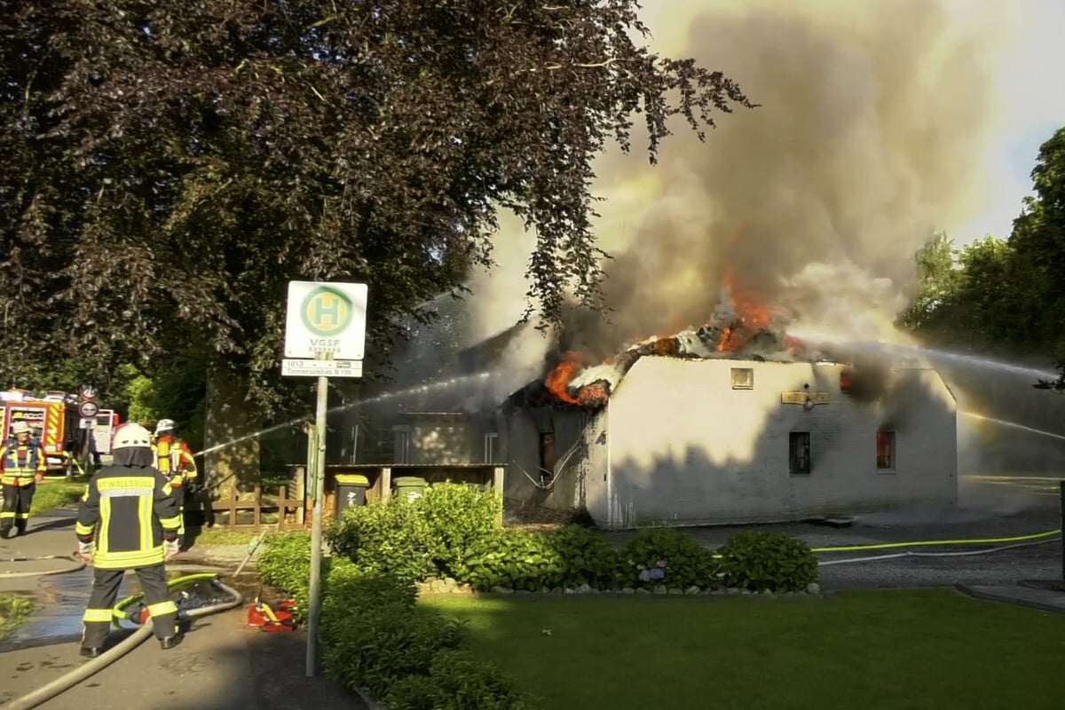 Bundesstraße gesperrt! Reetdachhaus geht in Flammen auf und brennt nieder