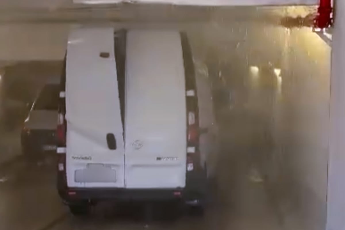 Kurioser Einsatz für Dresdner Feuerwehr: Transporter lässt es in Tiefgarage "regnen"