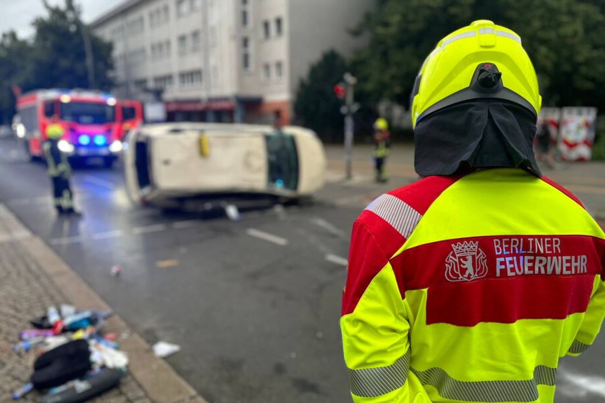 Dramatischer Unfall in Prenzlauer Berg - Auto überschlägt sich!