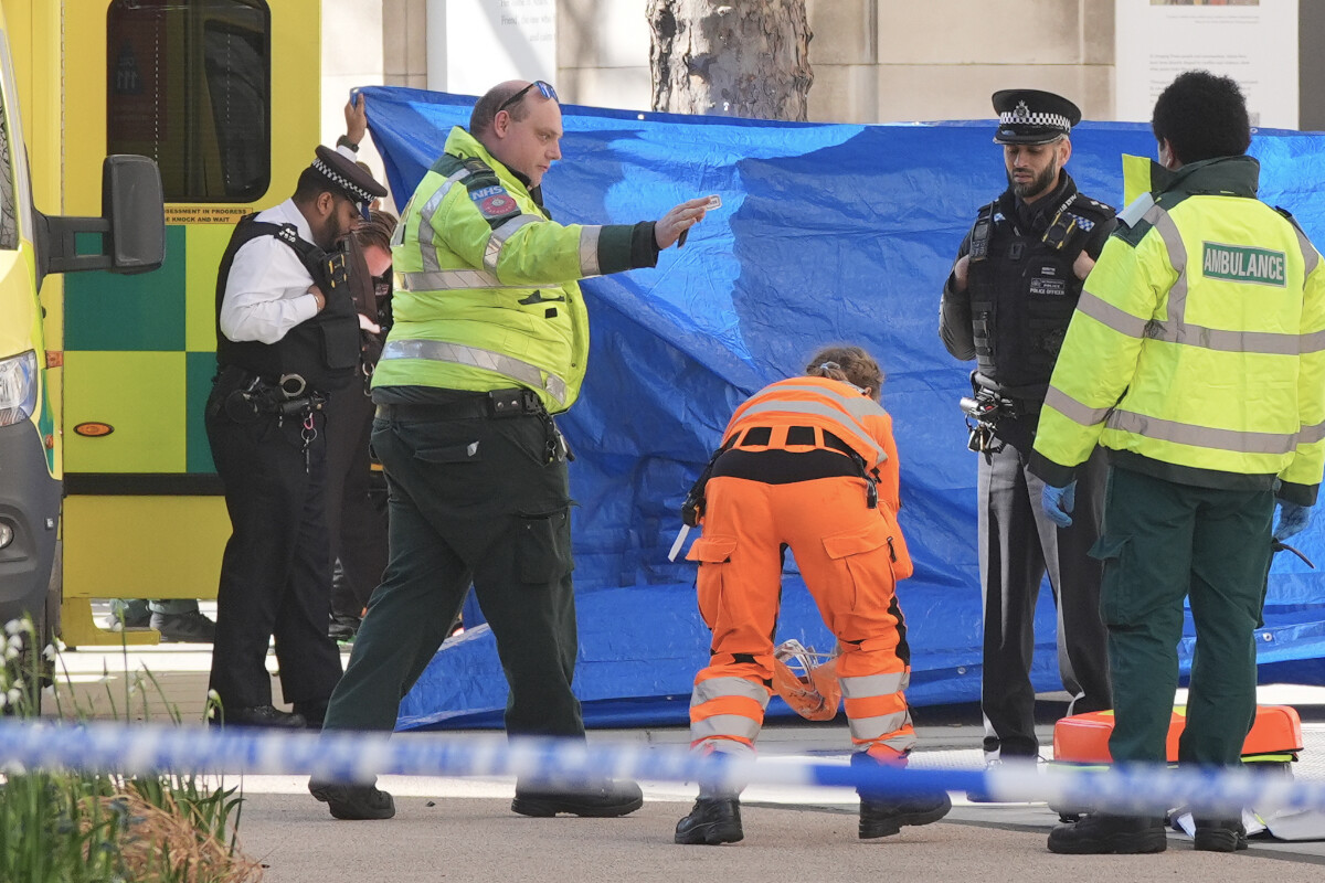 Van crashes into group of pedestrians: woman dies on the spot | TAG24