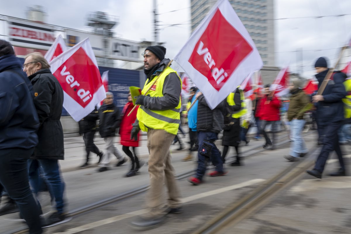 Streik-legt-M-nchen-und-N-rnberg-lahm-Nur-Fu-ballfans-kommen-durch