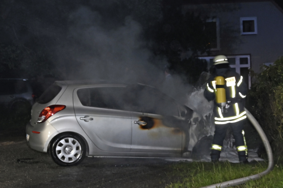 Feuerteufel schlägt wieder zu und setzt Auto in Brand