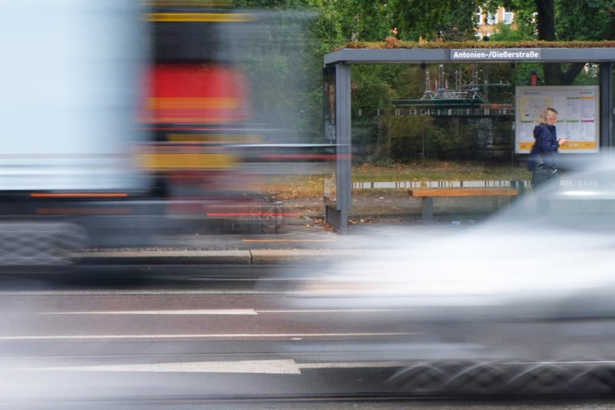 Attempted murder at Leipzig bus stop: 45-year-old in mortal danger!