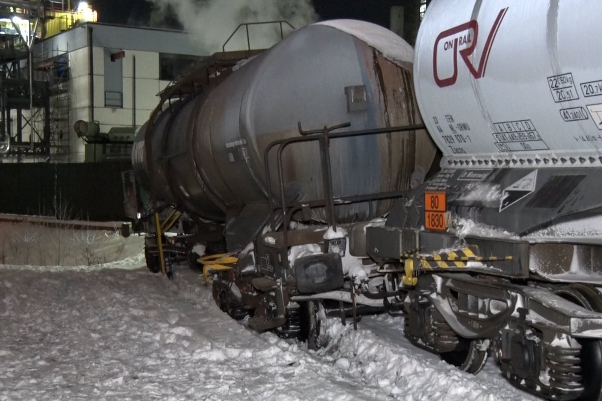 Zu-viel-Schnee-auf-den-Schienen-G-terzug-entgleist