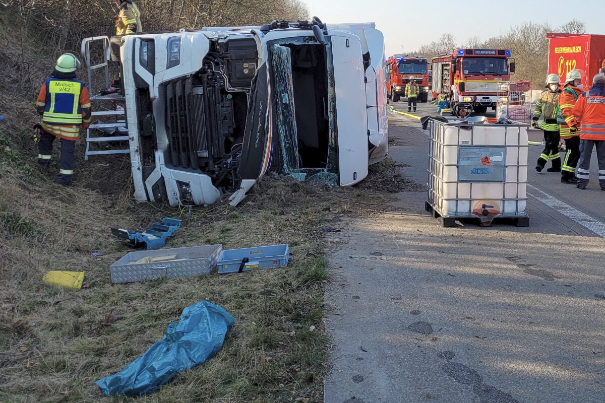 Lkw Kippt Auf A5 Bei Karlsruhe Um Und Sorgt Für Einen Mächtigen Schaden