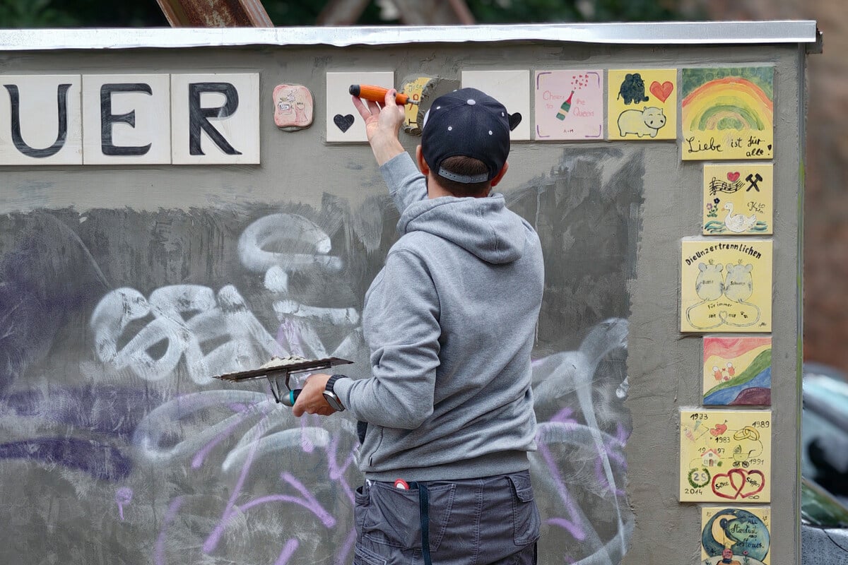 Zwickauer-Liebesmauer-w-chst-Hunderte-Fliesen-erz-hlen-Geschichten