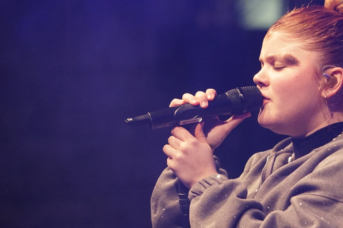 Tausende-bei-Gratis-Konzert-mitten-in-der-Innenstadt-S-ngerin-Loi-trotzt-der-K-lte