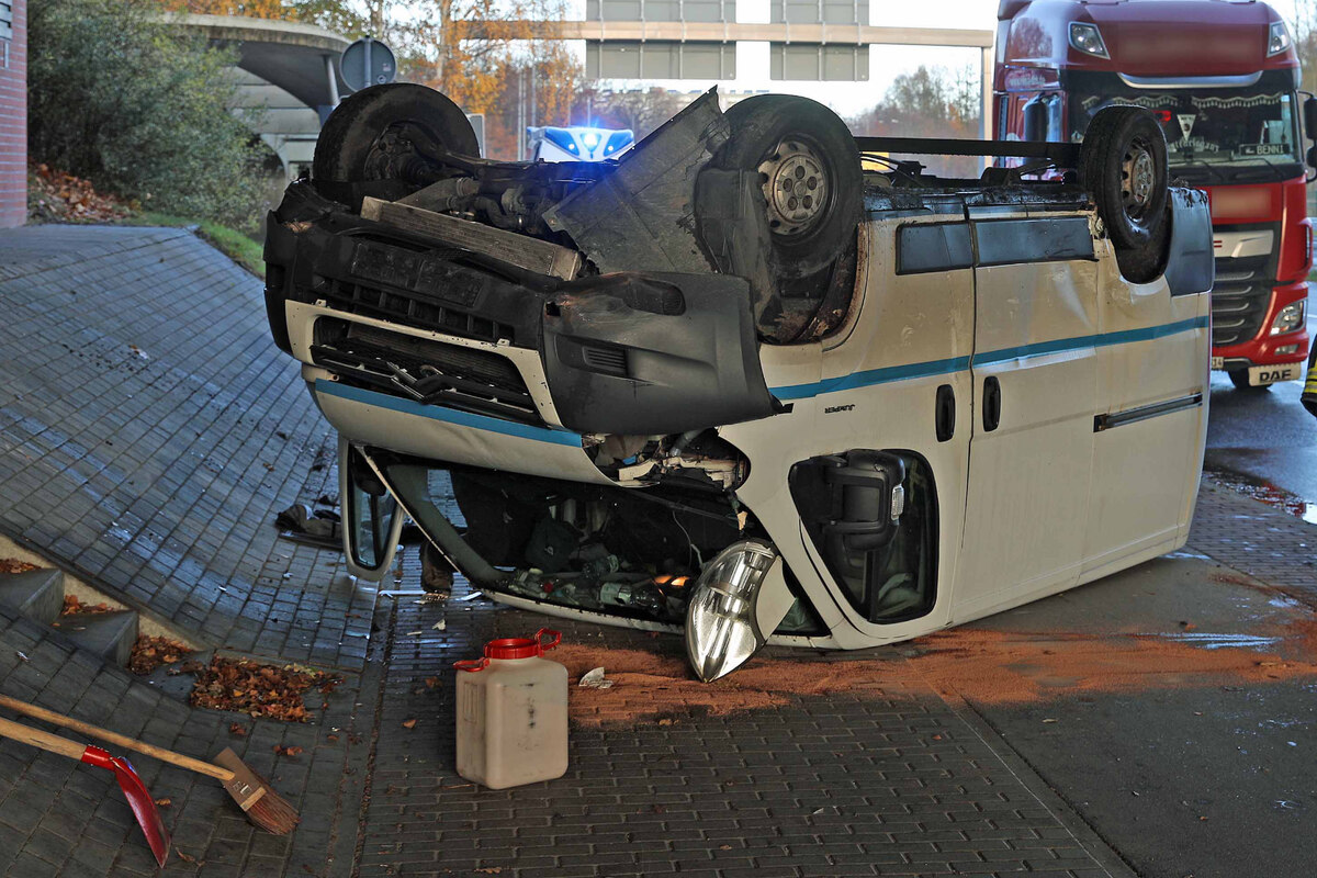 Schwerer Unfall mit drei Verletzten: Familie überschlägt sich auf Autobahn