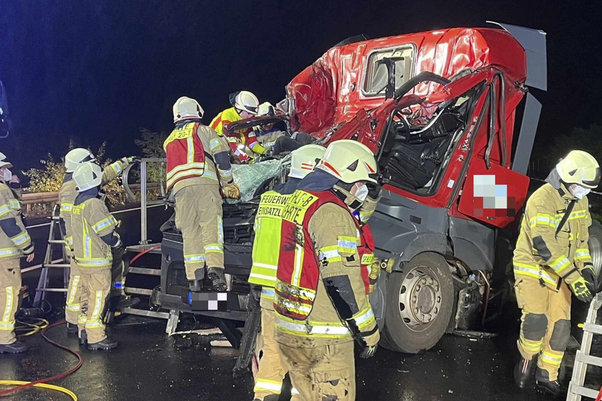 Tödlicher Unfall Auf Der A2! Fahrer Wird In Führerhaus Eingeklemmt Und ...