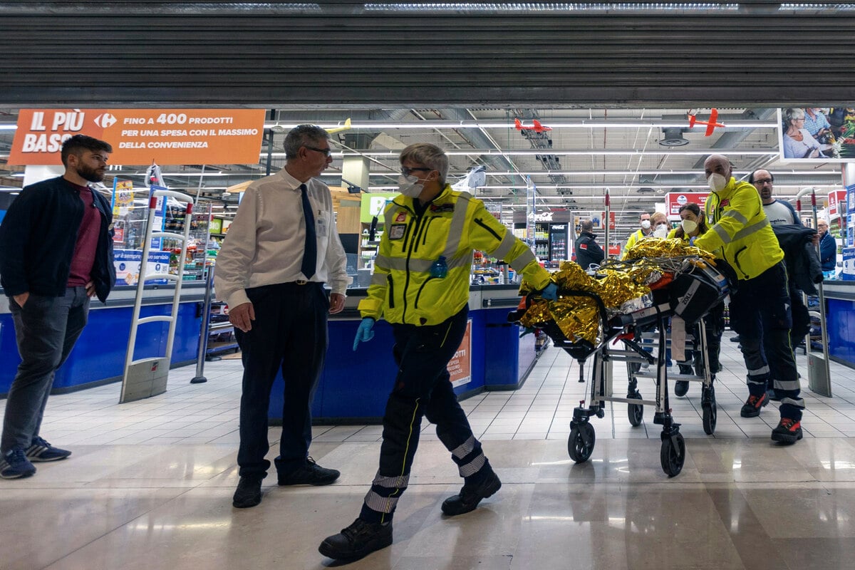 Mann sticht in Mailänder Shopping Mall auf Menschen ein: Mindestens ein Toter