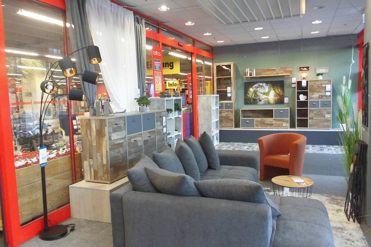 In Dortmund gibt's bei Roller Möbel bis Samstag (6.11.) Sofas, Betten