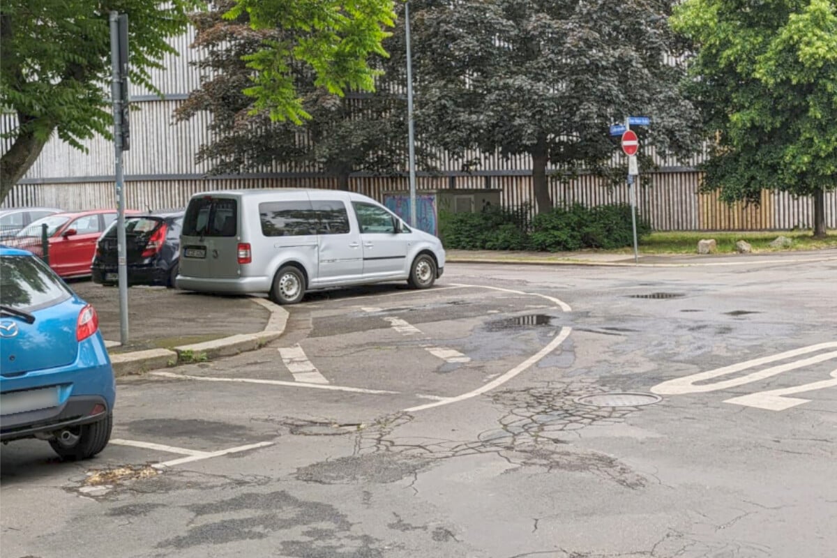 Crash Beim Abbiegen In Leipzig: BMW-Fahrer Erfasst Radfahrerin Und Ihre ...