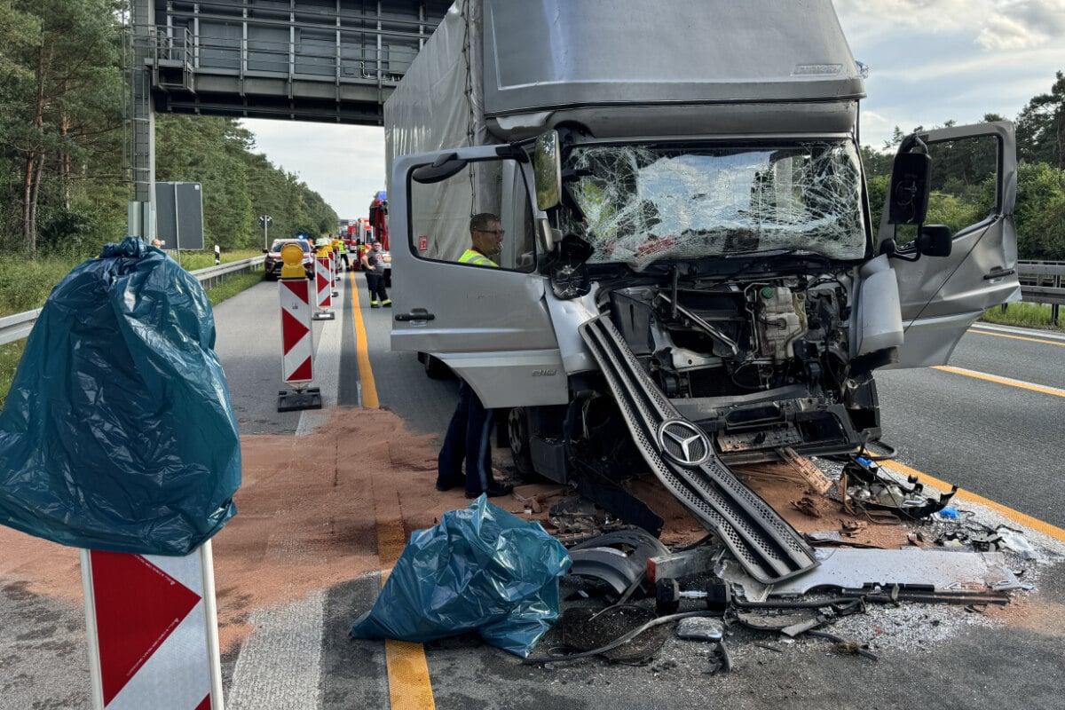 Lkw-Unfall legt A9 lahm: Eingeklemmter Fahrer muss befreit werden