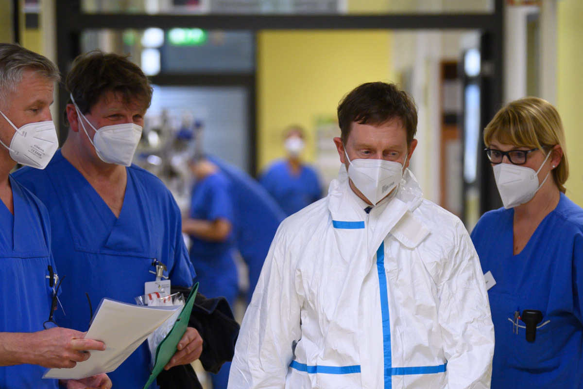 Kretschmer spricht sich für Stufenplan bis Ostern aus und mahnt Umsetzung der Corona-Regeln an ...