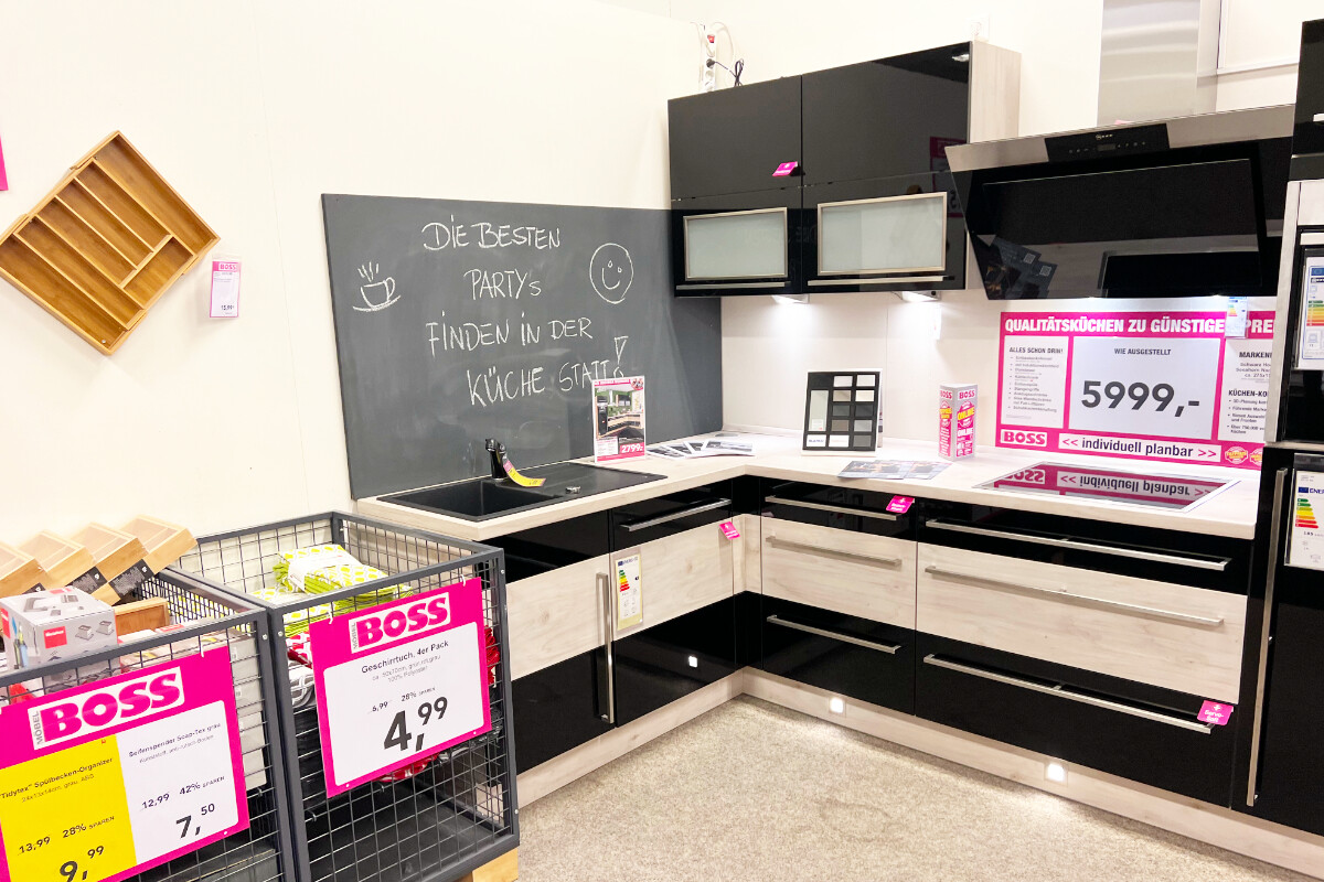 Bei Möbel Boss in Gütersloh zahlen Kunden am Sonntag (27.3.) auf Küchen