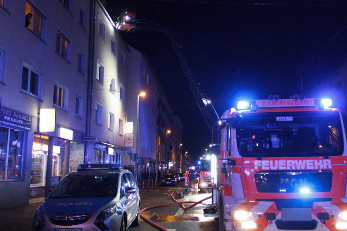 Feuerwehr rettet drei Menschen aus brennendem Haus in Bockenheim