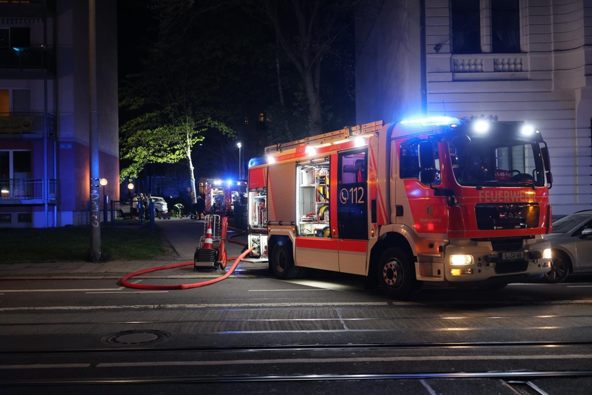 Heißer Grill sorgt für Kellerbrand: Feuerwehr befreit Mieter aus verqualmten Wohnungen