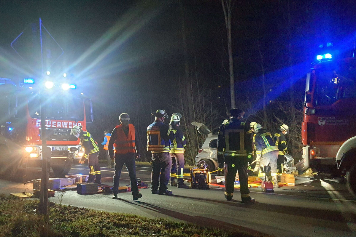 Schwerer Unfall: Feuerwehr muss Autofahrer aus Kleinwagen befreien