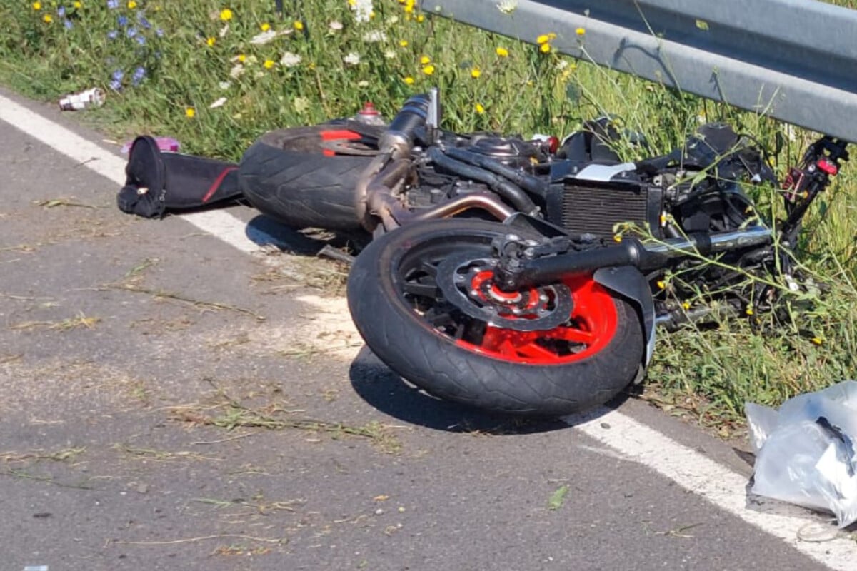 Motorradfahrer Kracht In Leitplanke Und Wird Schwer Verletzt