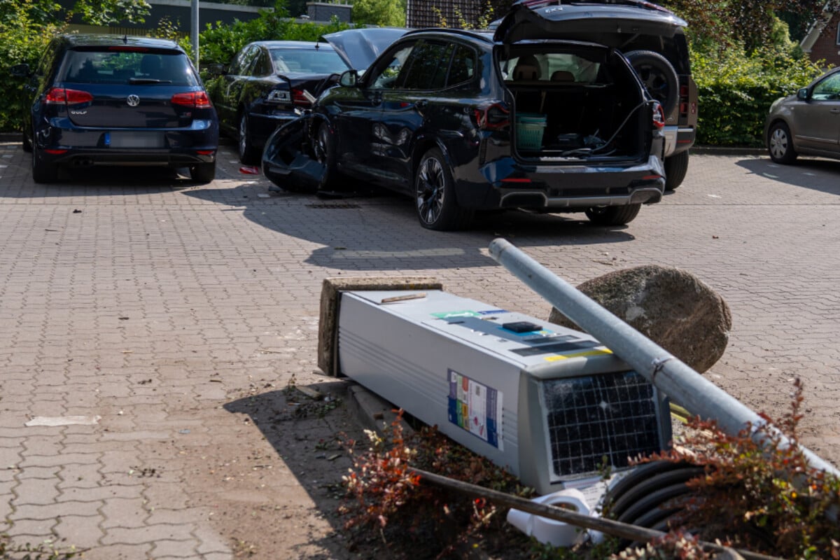 SUV-Fahrer verwüstet Krankenhaus-Parkplatz: Sachschaden immens!