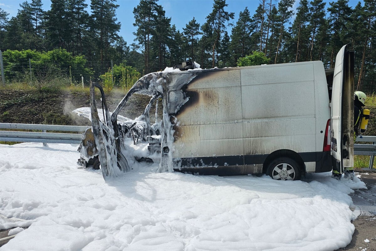 Brennender Transporter sorgt für Sperrung auf A14!