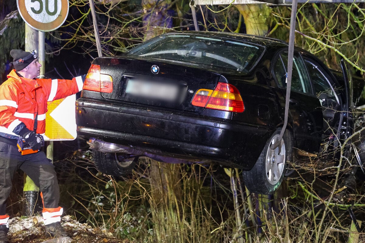 Junger-BMW-Fahrer-kracht-in-Gegenverkehr-drei-Menschen-schwer-verletzt