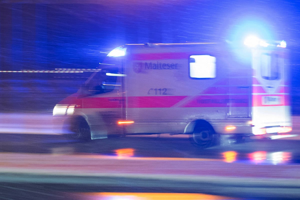 Er-lag-einfach-auf-der-Stra-e-Mann-von-Auto-berrollt-und-gestorben