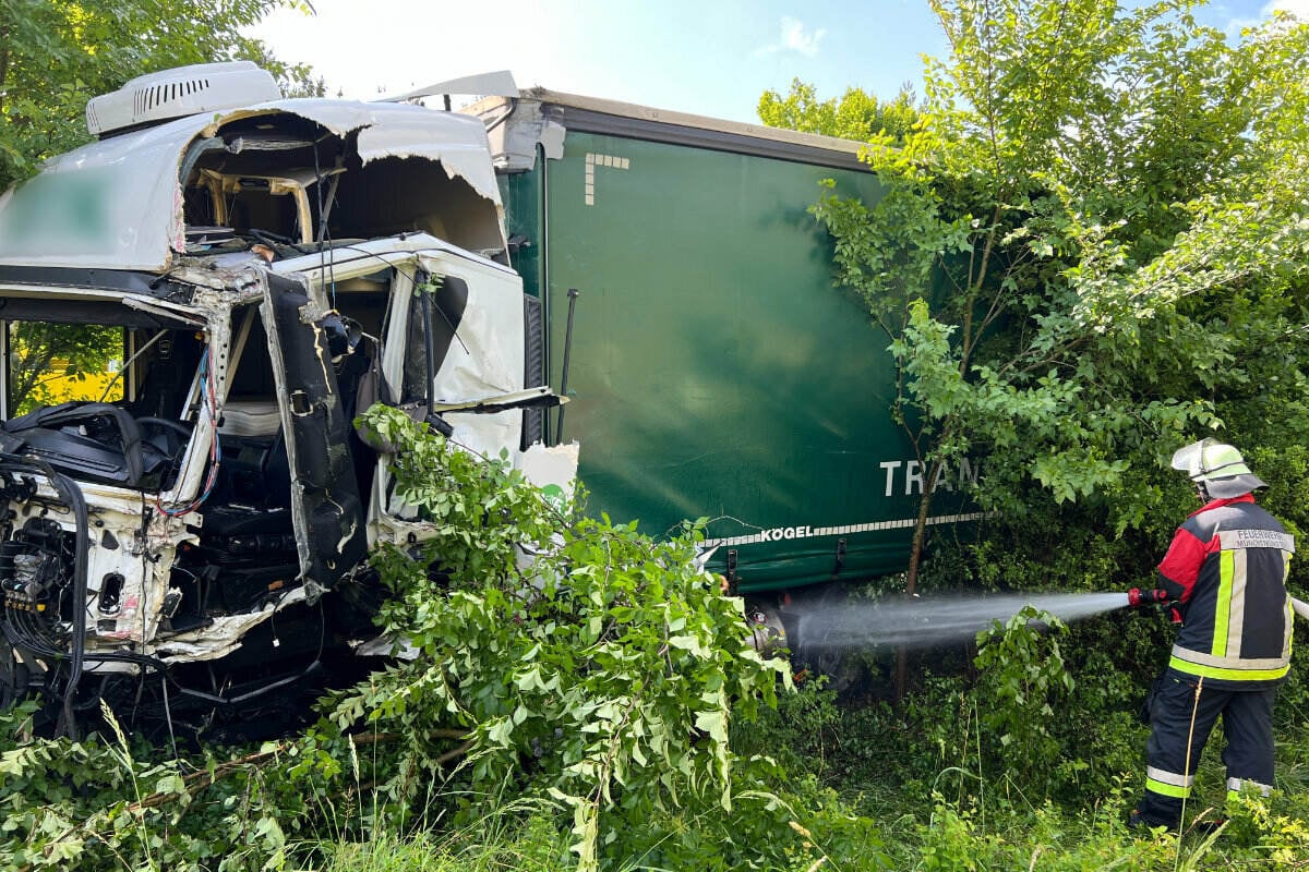 Das Wunder Auf Der B16: Laster Kracht Im Gegenverkehr In Lkw - Und ...