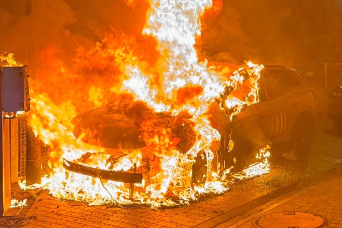 Wegen-neuem-Polizeigesetz-Bekennerschreiben-nach-E-Auto-Brand-in-Leipzig-aufgetaucht