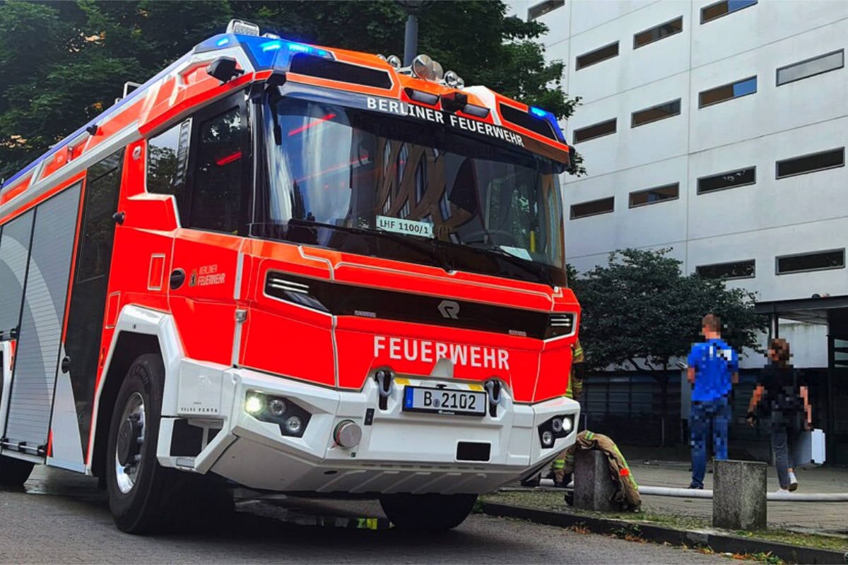 Brand in Berliner Hochhaus: Feuerwehr muss in neuntem Stock löschen