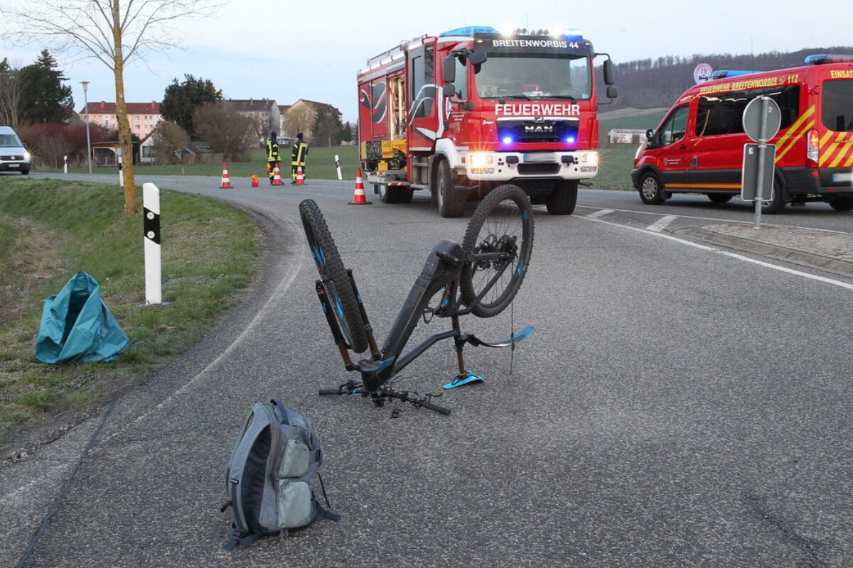 Jede Hilfe Kam Zu Spät: Radfahrer Knallt Mit Kleintransporter Zusammen ...