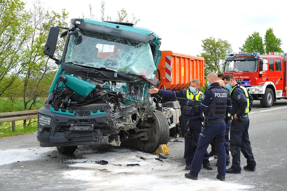 Unfall A61: Lkw-Fahrer Kracht In Stauende - Hubschrauber Bringt Ihn ...