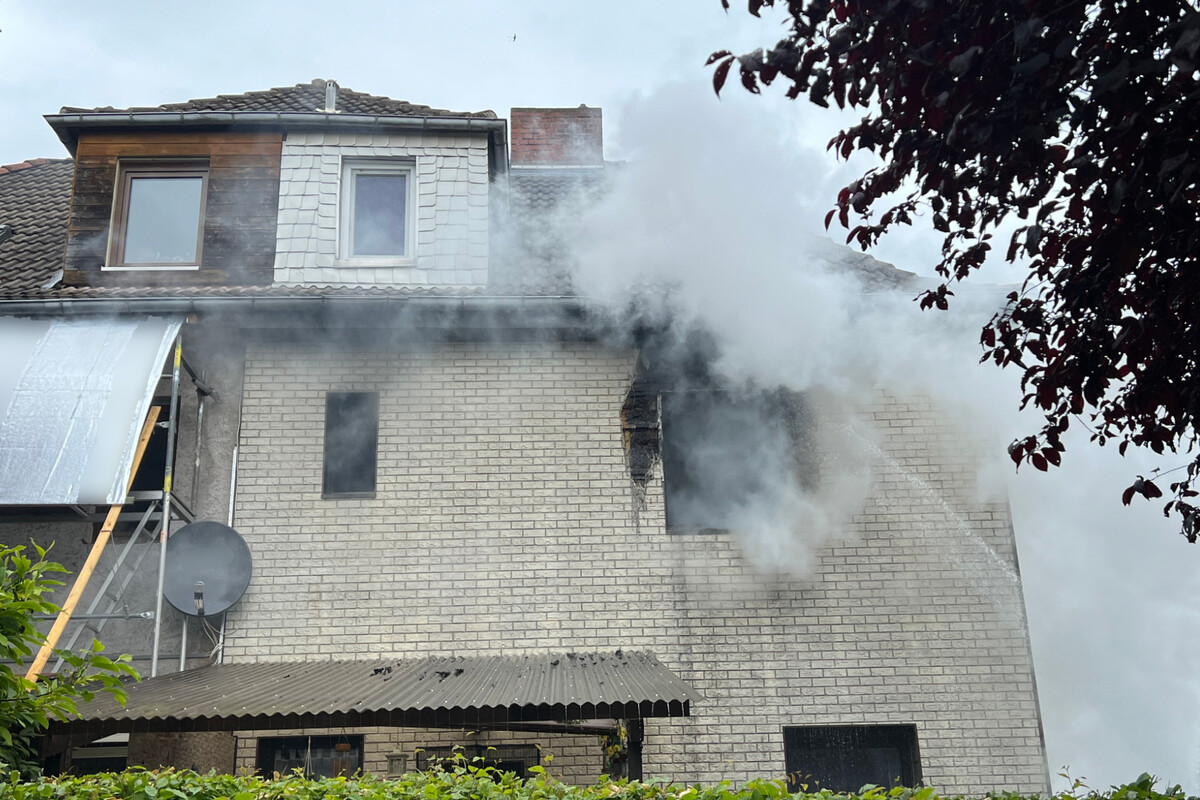 Wohnhaus-Brand: Bewohner will Feuer eigenständig löschen und wird verletzt